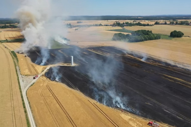 Rolnicy ratują zboża przed pożarem. Pługi i agregaty w akcji gaśniczej