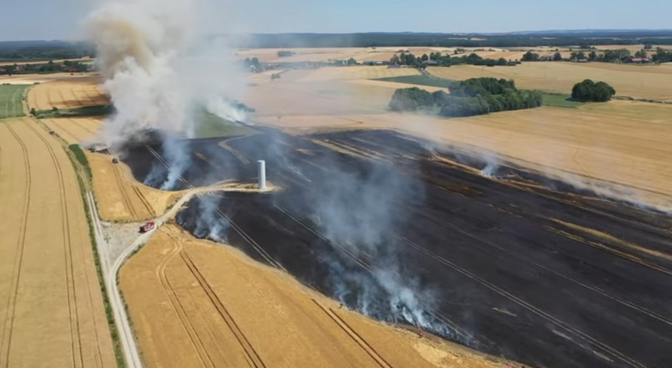 Źródło: zrzut ekranu/Agroinżynieria/YouTube Rolnicy ratują zboża przed pożarem. Pługi i agregaty w akcji gaśniczej