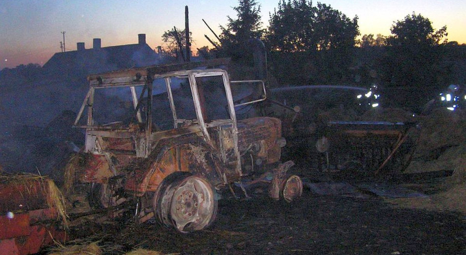 W wyniku pożaru spłonął m.in. ciągnik z przyczepą, fot. KP PSP Nidzica Spłonął garaż, stodoła, sprzęt rolniczy i traktor z przyczepą