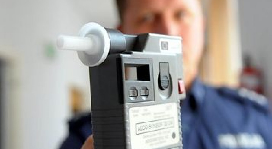 Traktorzysta po swoim popisie wydmuchał w alkomat prawie 3 promile alkoholu, fot. Policja Traktorem w dwa samochody – finał sąsiedzkiej sprzeczki