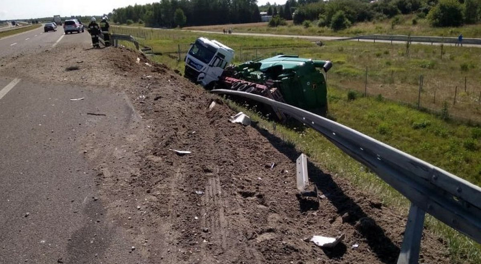 Ciągnik z naczepa i kombajnem wylądował w rowie przy A4, Foto: Policja Z autostrady wypadł tir wiozący na naczepie kombajn