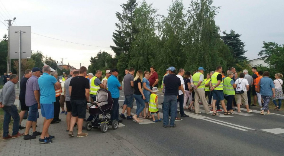 Mieszkańcy co trzy tygodnie będą blokować trasę DK79, by wymóc zmianę projektu Foto: Nowa 79 Mieszkańcy wsi pod Zwoleniem protestują przeciw planom przebudowy DK79