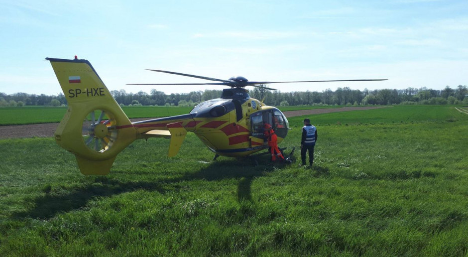 Poszkodowanego zabrał do szpitala śmigłowiec LPR, Foto ilustracyjne: Policja Senior zginął przy zwózce słomy pod Opocznem
