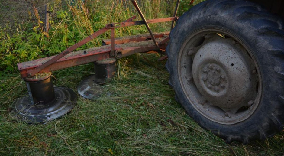 Dziecko zostało poranione przez ostrza kosiarki rotacyjnej, foto: Policja Sześcioletnia dziewczynka poszkodowana podczas prac polowych w Małopolsce