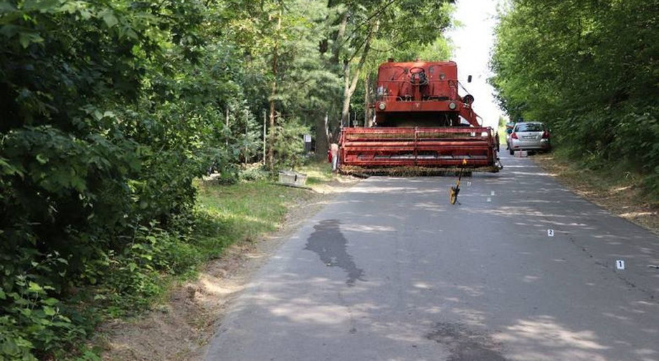 Do wypadku doszło na łuku drogi. Motocykli wjechał w kombajn, Foto: Policja Zmarł motocyklista, który zderzył się z kombajnem pod Opatowem