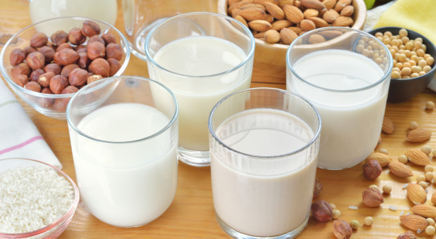 Czy roślinne zamienniki mleka zagrażają sektorowi mleczarskiemu?