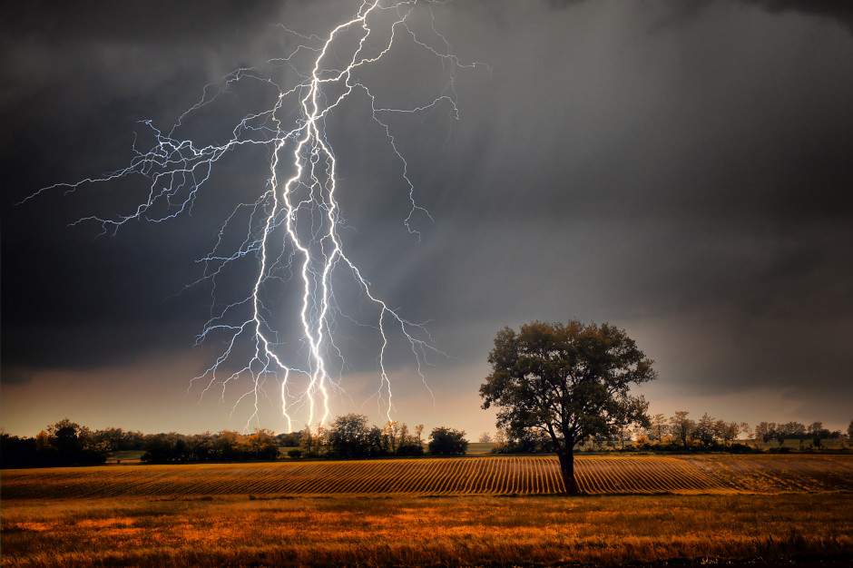 W środę od godziny 12 w woj. świętokrzyskim mogą występować burze, którym miejscami będą towarzyszyć silne opady deszczu, fot. Shutterstock