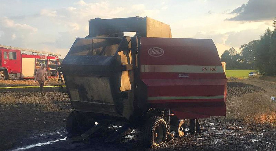 Prasa i ściernisko płonęły w gospodarstwie pod Ciechanowem, fot. KP PSP Ciechanów Płonęły prasa rolnicza, słoma i ściernisko