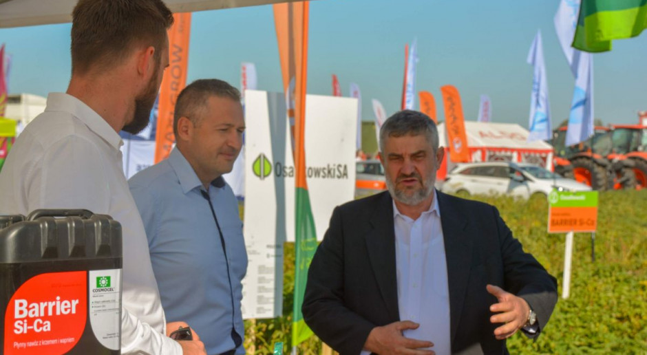 Jan Krzysztof Ardanowski, minister rolnictwa z przedstawicielami firmy Osadkowski SA podczas Krajowego Dnia Ziemniaka w Nidzicy, fot. Osadkowski Barrier Si-Ca – produkt nagrodzony w Nidzicy