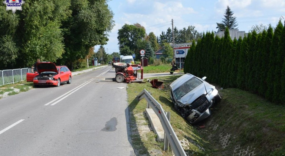 W skręcający traktor uderzyły dwa samochody, fot. Policja Dwa samochody uderzyły w ciągnik, rolnik w szpitalu