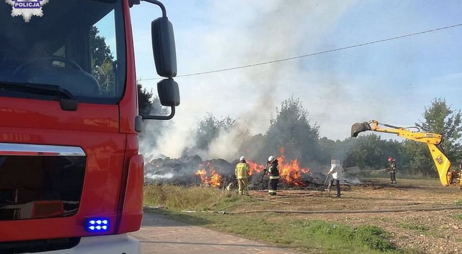 W obu pożarach spłonęło łącznie 400 bali słomy, fot. Policja Spłonęły dwie sterty słomy. Policja wyjaśnia przyczyny