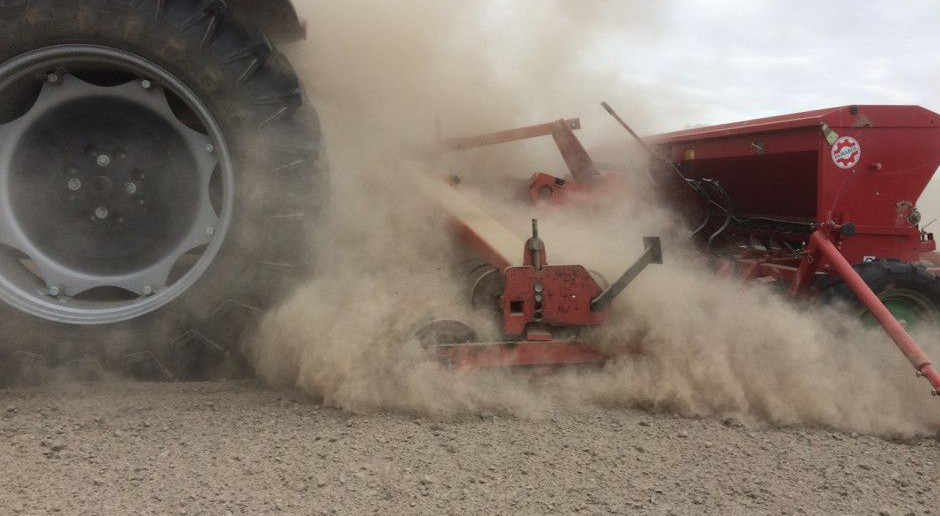 Tegoroczny siew jęczmienia w powiecie bialskim - bardzo sucho, fot. S. Spychel IUNG PIB: Wzrosła wartość bilansu klimatycznego wody