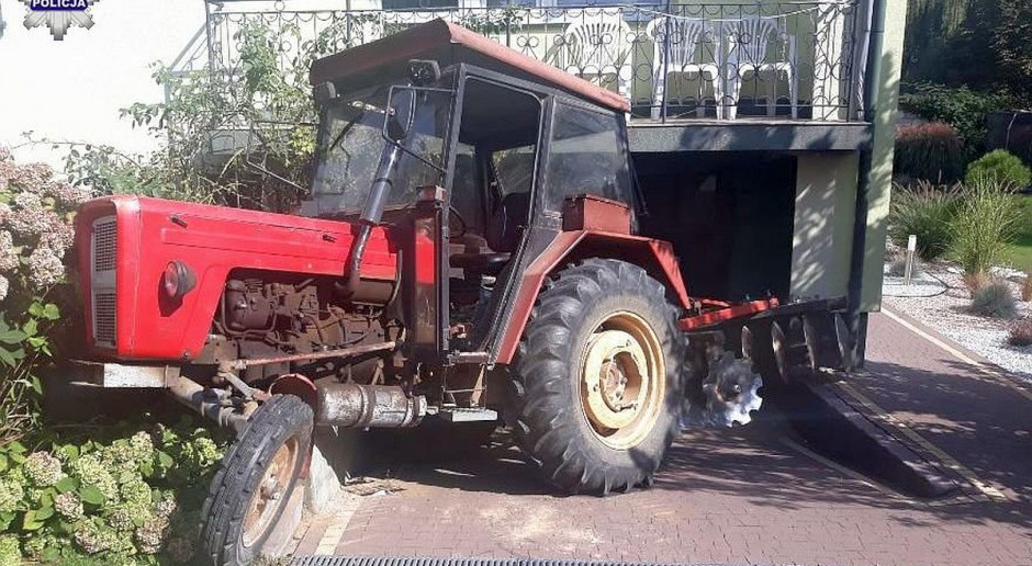 Na szczęście popisy pijanego traktorzysty nie trwały długo, fot. Policja Pijany wjechał ciągnikiem w dom sąsiada