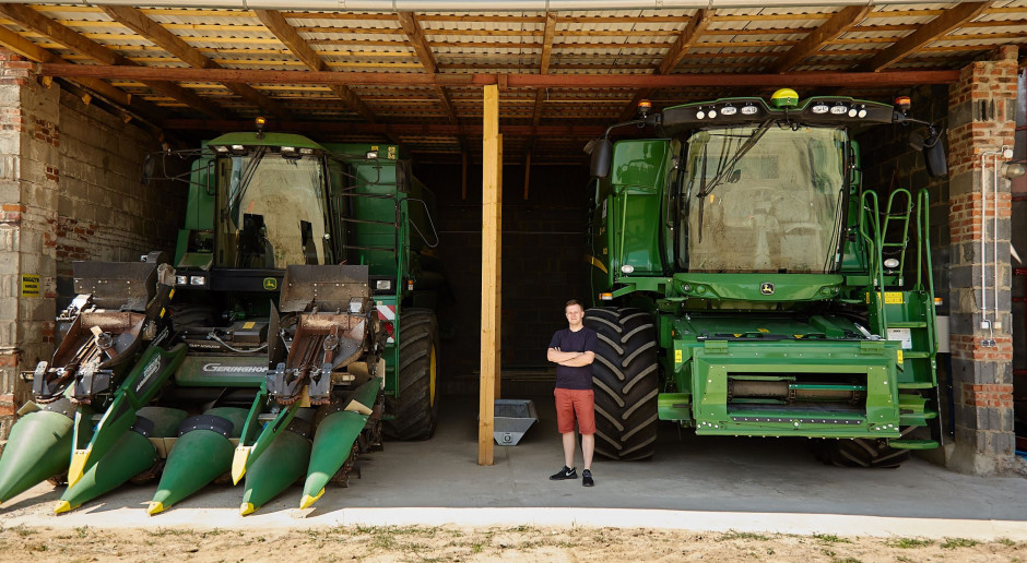 Pan Jakub między dwoma kombajnami John Deere. Z lewej starszy model JD 1450 CWS, a z prawej nowy W540i zakupiony w finansowaniu JD Financial / mat.pras. Nowy kombajn na piątkę: Jak to zrobić w firmie usługowej?