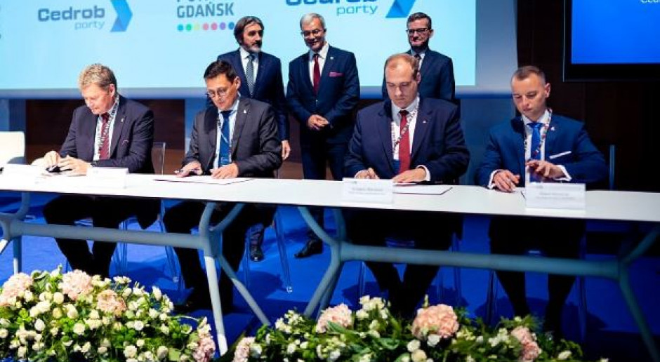Podpisanie umowy przedwstępnej przez Cedrob Porty Sp. z o.o. i Zarząd Morskiego Portu Gdańsk S.A. Fot. materiały prasowe Grupa Cedrob zainwestuje 100 milionów w budowę mroźni