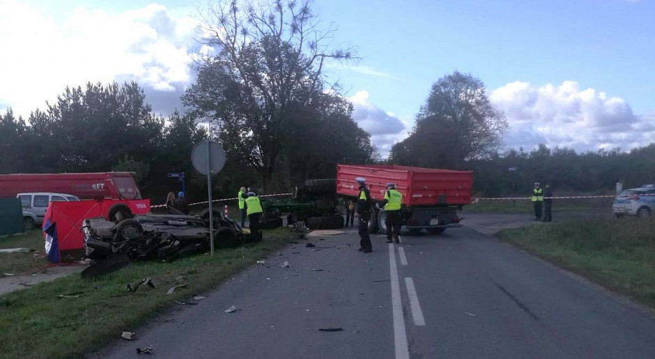 Tragedia rozegrała sie na szosie w Łochowicach, Foto: Policja Śmiertelny wypadek - traktor zderzył się z mercedesem