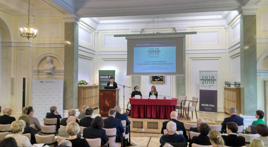 Podczas konferencji; fot. MP „Interdyscyplinarny dialog międzypokoleniowy” o polskiej wsi w PAN