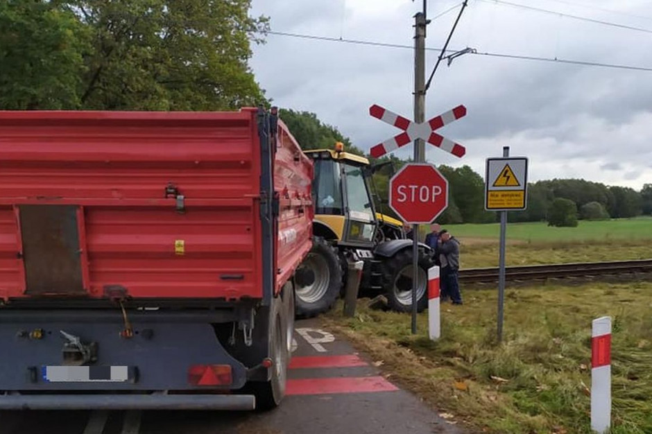 Traktor ciągnący przyczepę znalazł się na torach przed nadjeżdżającym pociągiem, zdjęcia: OSP Jaworzno