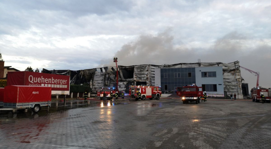 Foto: Alarmowo z okolicy/Łukasz Jakóbczak Spaliła się sortownia owoców pod Grójcem