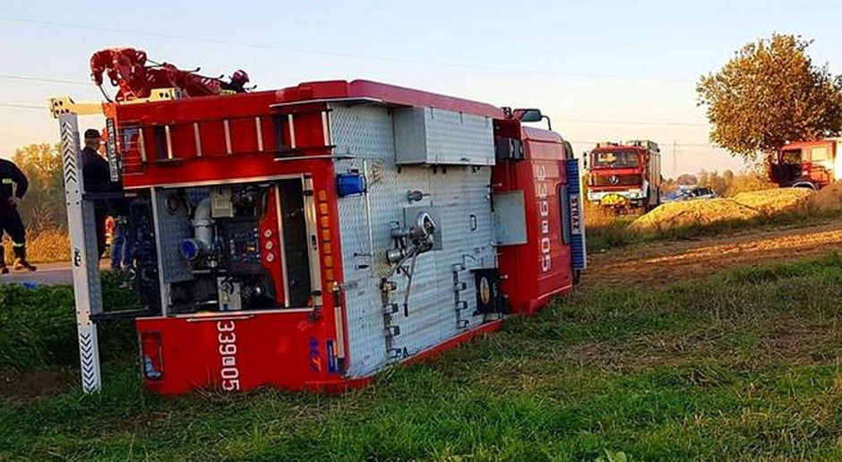 Strażacki wóz przewrócił sie na podmokłym poboczu drogi, Foto: OSP Wojciechów W drodze do pożaru wywrócił się wóz strażacki