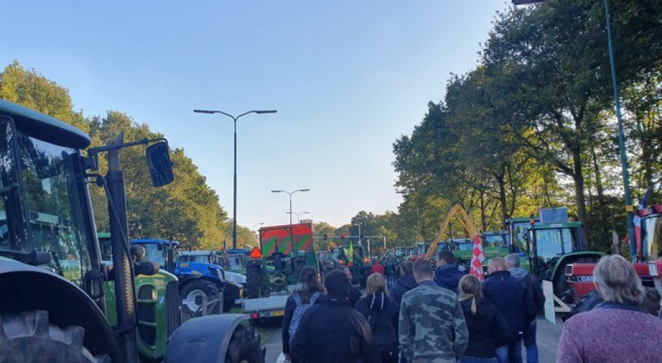 Fot. twitter.com/BXLoffice Holenderscy farmerzy protestowali w Hadze. Tysiące ciągników i wojsko na ulicach