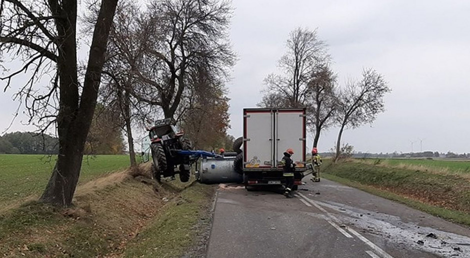 Do zderzenia doszło na prostym odcinku drogi wojewódzkiej nr 705, Foto: OSP Jeżów Tirem najechał na ciągnik z beczką