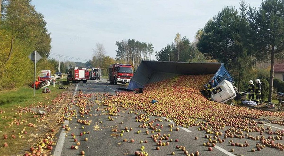 W wyniku zderzenia krajówka pokryła sie jabłkami, Foto: Policja Zderzenie auta z ciężarówką wiozącą jabłka. Poszkodowani obaj kierowcy.