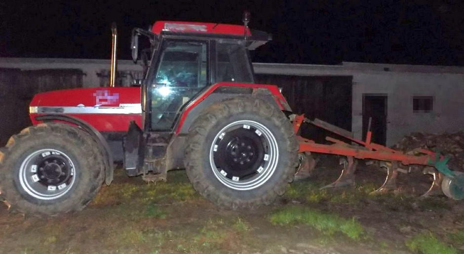 Pijany traktorzysta zapomniał podnieść pług wjeżdzając na drogę, Foto: Policja Pijany rolnik zaorał asfaltową drogę