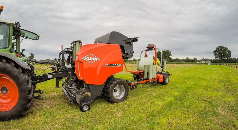 Możliwość owijania folią i agregowania z owijarką to dwie nowości w stałokomorowej prasie FB 3135 Kuhn FB 3135 teraz także z owijarką i mechanizmem owijania folią