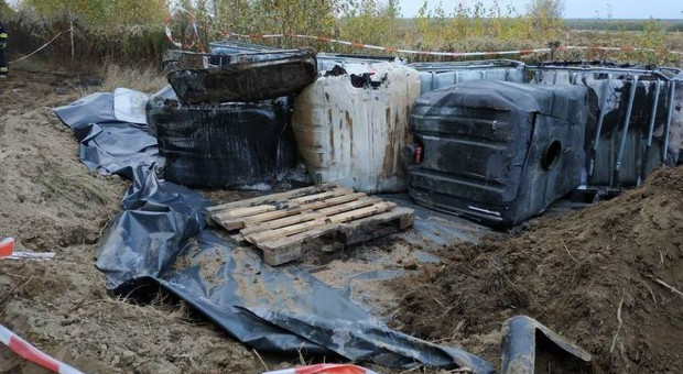 Podejrzane zbiorniki z chemikaliami znaleziono na polu pod Lublinem