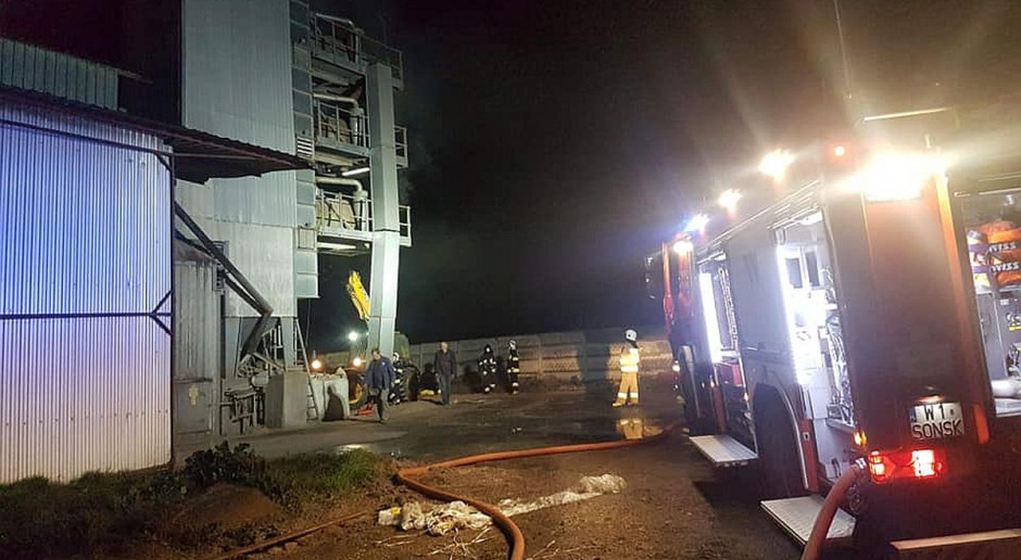 Z pożarem walczyły cztery zastepy strażaków, Foto. OSP Sońsk Pożar suszarni do kukurydzy pod Ciechanowem