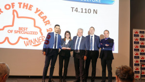 Zespół New Holland'a odbiera nagrodę Best of Specialized za ciągnik New Holland T4.110 N, fot.kh