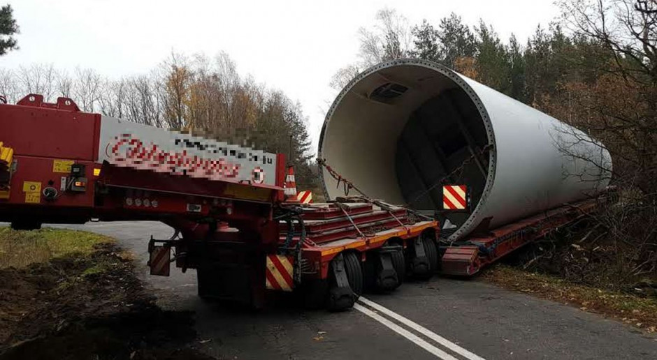 Moduł turbiny utknął na skrzyżowaniu na wiele godzin, Fot. KPP Zielona Góra Moduł wiatraka zablokował skrzyżowanie