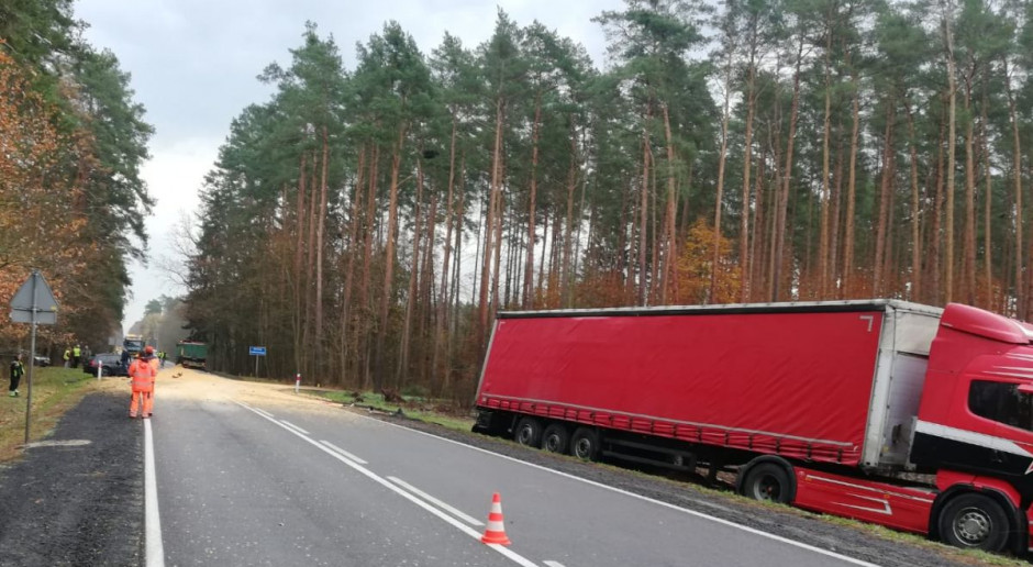 Ziarno z naczepy częściowo znalazło sie na jezdni, a drugi tir wypadł z drogi na pobocze, Fot. KPP Sulęcin Karambol z transportem kukurydzy, ciężko ranny jeden z kierowców