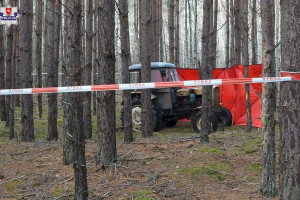 Kierowca pod traktorem znaleziony w lesie