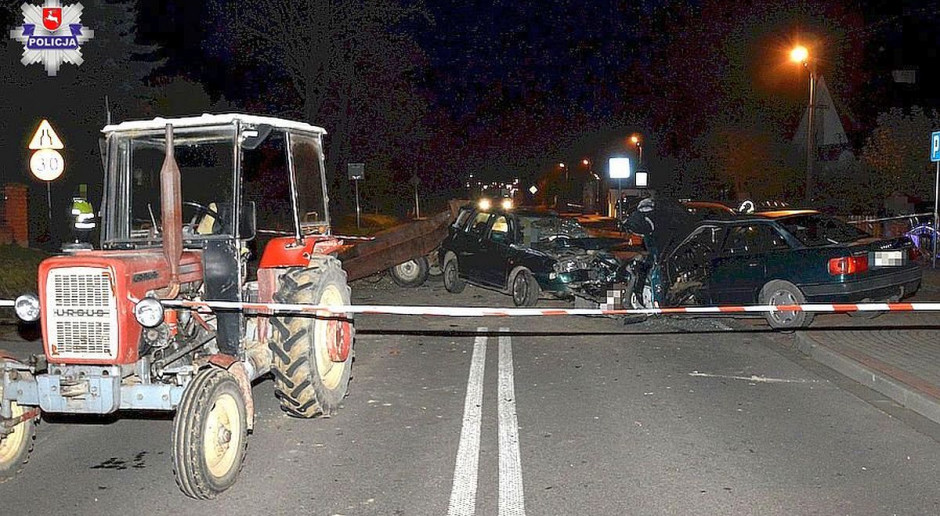 Wyprzedzający traktor seat zderzył się z audi, Fot. Policja Troje rannych w wyniku wyprzedzania ciągnika. Traktorzysta „pod wpływem”