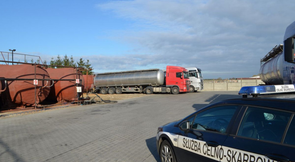 Ujawniona grupa wyłudzała VAT na obrocie dużymi ilościami oleju roslinnego, Foto: KAS Karuzela podatkowa na oleju roślinnym
