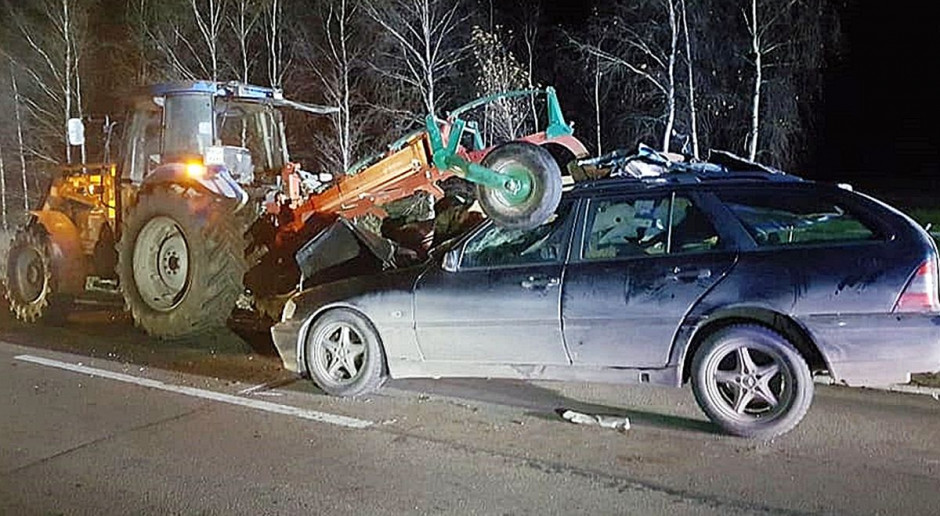 Mercedes wjechał na pług za traktorem Polska