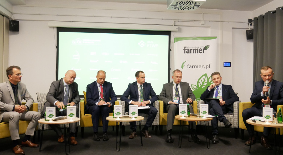 Od lewej: Dr Mirosław Czechlowski z Uniwersytetu Przyrodniczego w Poznaniu, Marcin Hałaj, dyrektor do spraw rozwoju rynku rolniczego PKO Leasing, Jerzy Koronczok reprezentujący firmę 365 FarmNet, Grzegorz Kosiński, dyrektor działu handlowego, Agromix Rojęczyn, Andrzej Łukijańczuk z Soufflet Agro Polska, Mariusz Tatka, kierownik działu ekonomiki organizacji produkcji rolnej z Centrum Doradztwa Rolniczego w Brwinowie, Karol Hołownia, szef działu Techniki Rolniczej magazynu Farmer i portalu farmer.pl, fot. mw Kupić maszynę, wynająć czy zamówić usługę? cz. II