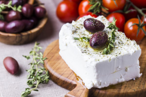 KE wytacza sprawę Danii za wykorzystywanie nazwy sera feta