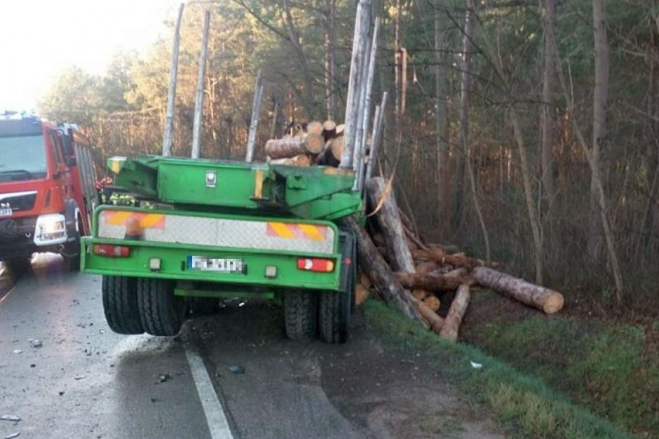 Rozbite pojazdy i dłużyca zablokowały drogę krajową, 
Foto: OSP Poświętne