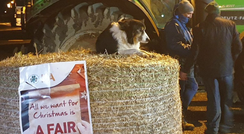 Na gwiazdkę chcemy uczciwych cen - napisali na transparentach protestujący farmerzy, Foto: IFA Kolejny protest rolników w Irlandii