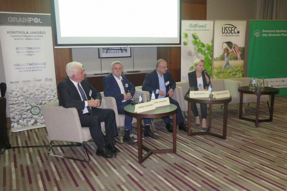 Uczestnicy debaty na temat brandingu narodowego (od lewej) Andrzej Szumowski, prezes Stowarzyszenia Polska Wódka, Karol Krajewski, dyrektor Narodowego Instytutu Kultury i Dziedzictwa Wsi, Michał Rzytki, dyrektor Departamentu Promocji i Jakości Żywności i Monika Piątkowska, prezydent IZP, fot. M. Tyszka
