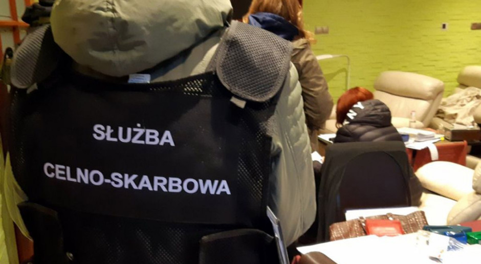 Funkcjonariusze zabezpieczyli dokumentacje ksiegową firm oszustów, Foto: KAS Wyłudzali VAT na fikcyjnym obrocie paliwami