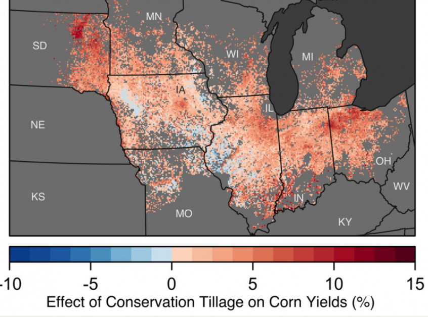 Średni wpływ na plony kukurydzy z uprawy konserwującej w latach 2008-2017. Kolory czerwone oznaczają wzrost plonów, kolory niebieskie - spadek. (Źródło zdjęcia: Jillian Deines, News Stanford).