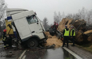 Ciężarówka z transportem słomy przewróciła się i wpadła do rowu, zdjęcia: KPP Opatów