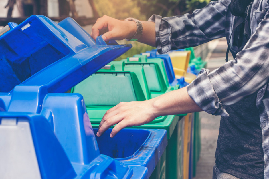 Co robić gdy gmina odbiera odpady zbyt rzadko lub brakuje informacji na temat organizacji Punktów Selektywnej Zbiórki Odpadów (PSZOK)? Foto. Shutterstock