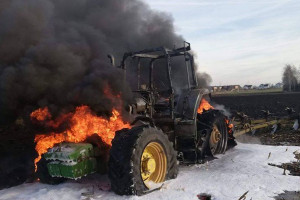 Na polu zapalił się ciągnik rolniczy