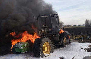 Traktor stanął na polu w płomieniach, Foto: OSP Żórawina
