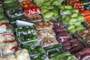 Sprzedaż owoców i warzyw w plastikowych opakowaniach będzie zakazana?
